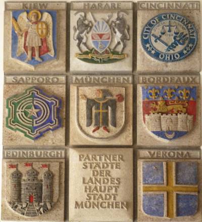 Wappen der Partnerstädte von München (Rathausportal München)