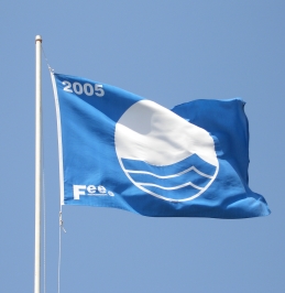 Blaue Europa-Flagge für Strände und Sporthäfen (hier: Madeira/Portugal)