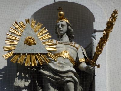 Dreifaltigkeitskirche in München (Michaelsfigur mit dem trinitarischen Auge im Schild)
