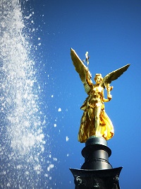 Friedensengel in München. Statue der Nike des Paionios