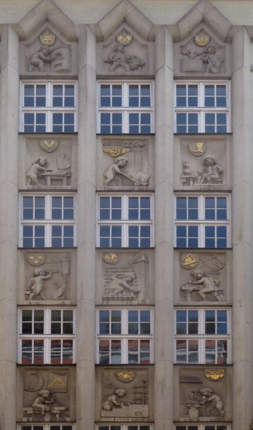 Hausfassade mit Handwerksmotiven