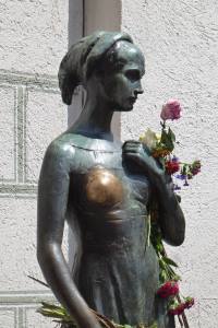 Julia-Bronzestatue