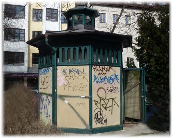 Denkmalgeschütztes Pissoir in München, Holzplatz