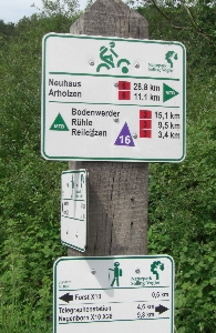 Wander- und Mountainbikwegweiser (Naturpark Solling-Vogler)